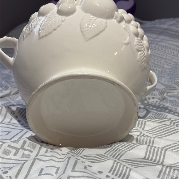 Chic White Ceramic Soup Tureen - Picture 3 of 4